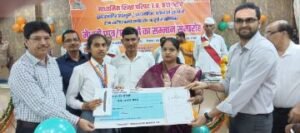 कौशांबी29जून24*मेधावी छात्र-छात्राओं को एक लाख का चेक,टैबलेट,मेडल एवं प्रशस्ति-पत्र देकर किया सम्मानित*