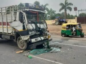 औरैया28जून24*ट्राला से भिड़ी डीसीएम, चालक और खलासी गंभीर अवस्था के चलते रेफर*