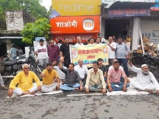 औरैया29जून24*पहली बारिश से नगर में जल भराव की समस्या को लेकर व्यापारियों का प्रदर्शन।