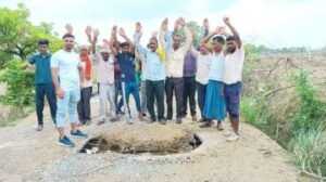 औरैया30जून24*सड़क की टूटी पुलिया न बनने से ग्रामीणों ने आक्रोश*