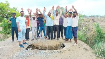 औरैया30जून24*सड़क की टूटी पुलिया न बनने से ग्रामीणों ने आक्रोश* औरैया30जून24*सड़क की टूटी पुलिया न बनने से ग्रामीणों ने आक्रोश*
