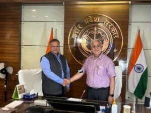 लखनऊ30जून24*यूपी के नवनियुक्त मुख्य सचिव मनोज कुमार सिंह पूर्व CS DS मिश्रा से लोकभवन कार्यालय में चार्ज लेते हुए....