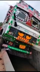 कानपुर देहात 30जून 24*तेज रफ्तार ट्रक अनियंत्रित होकर नाले में फसा* कानपुर देहात 30जून 24*तेज रफ्तार ट्रक अनियंत्रित होकर नाले में फसा*