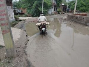 औरैया30जून24*मुख्य रोड पर हुए गड्डों मे पानी भर जाने से गिर जाते बाइक सवार*