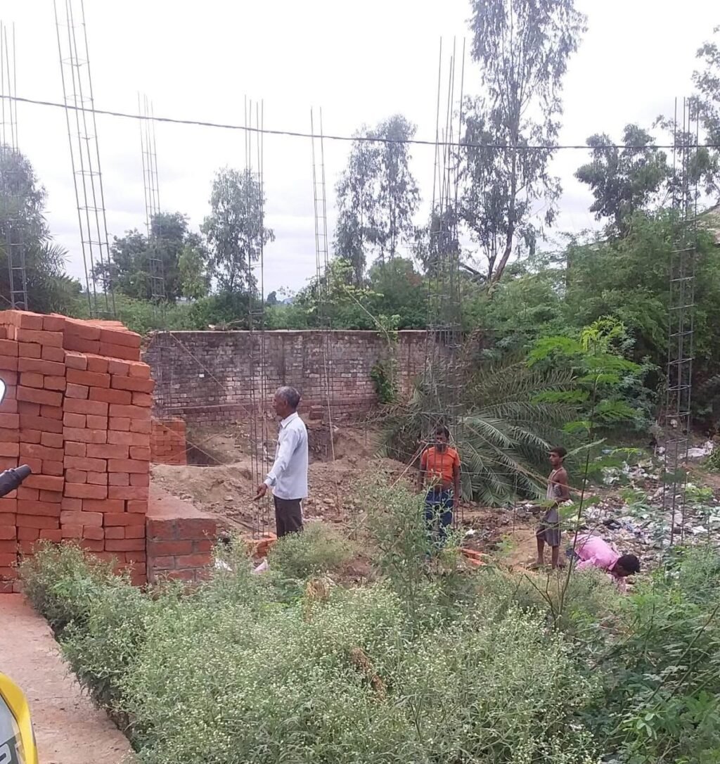 कानपुर नगर4जुलाई24*उत्तरीपुरा के लौगा देवी मंदिर जाने वाली रास्ता पर जीटी रोड किनारे किया जा रहा अवैध निर्माण