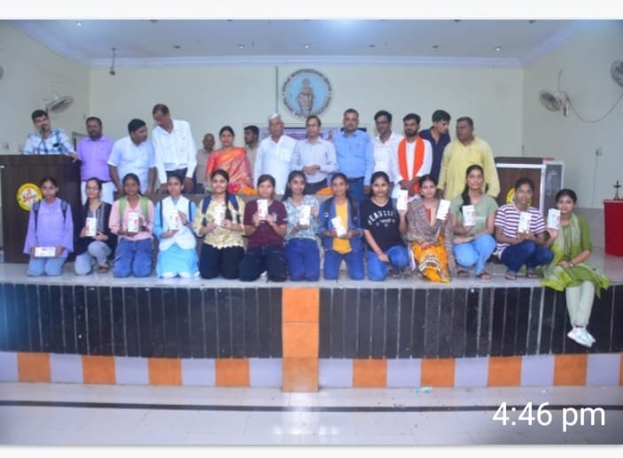 औरैया 05 जुलाई 24*स्मार्टफोन पाकर छात्र छात्राओं के चेहरो पर आई मुस्कान