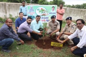 अनूपपुर5जुलाई24*कमिश्नर, एडीजीपी एवं कलेक्टर ने ग्राम पंचायत छाता पटपर में किया पौधारोपण