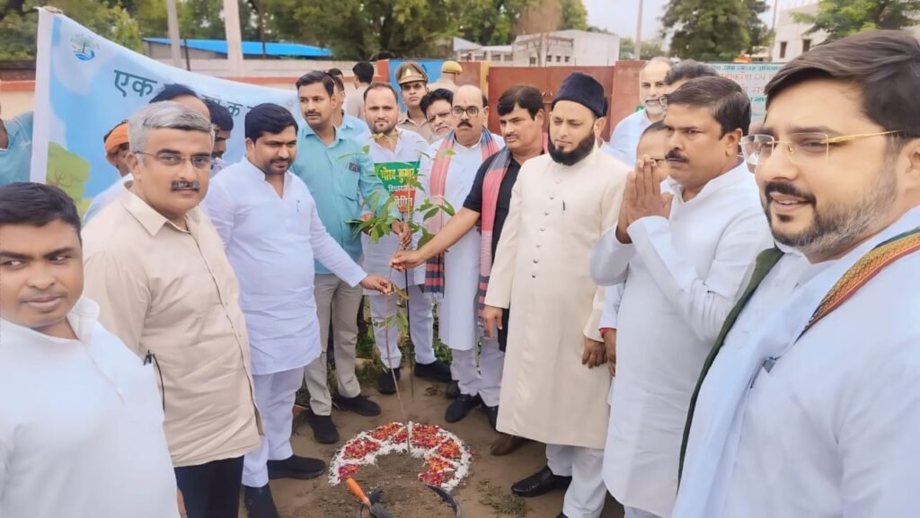 बाराबंकी 07 जुलाई 24*मैंगो पार्टी में शामिल होने पहुंचे मौलाना खालिद रशीद फिरंगी महली ने किया पौधरोपण