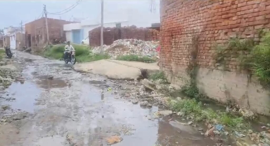 रूडकी हरिद्वार9जुलाई24* हाय री फूटी किस्मत....रिश्तों से आंगन सूखा टूटी फूटी सड़क देख रिश्ते हुए गुल