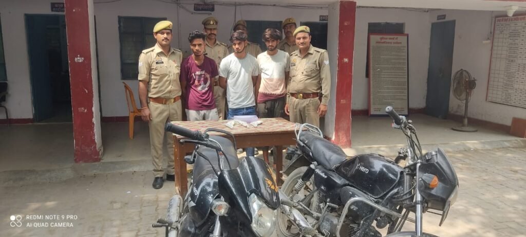 मथुरा 13 जुलाई शनिवार 2024* थाना माँट पुलिस द्वारा तीन लुटेरों को अवैध तमंचे/कारतूस, लूट की मोटरसाईकिल व एक मोबाईल फोन सहित किया गिरफ्तार । मथुरा 13 जुलाई शनिवार 2024* थाना माँट पुलिस द्वारा तीन लुटेरों को अवैध तमंचे/कारतूस, लूट की मोटरसाईकिल व एक मोबाईल फोन सहित किया गिरफ्तार ।