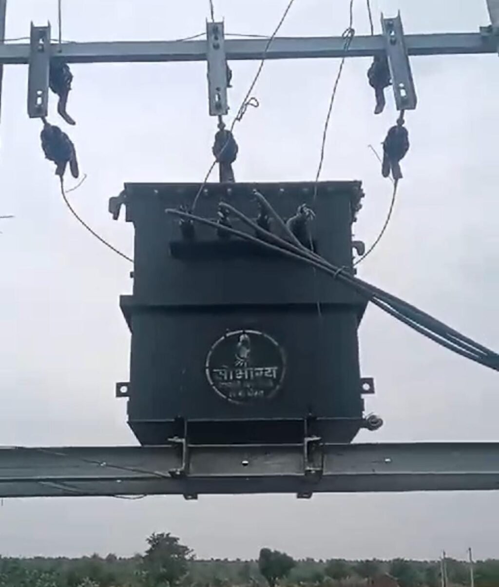 मिर्जापुर 14 जुलाई 24*अंधेरे में विजयपुर (कामापुर) 20 दिन बाद भी नहीं बदला ट्रांसफार्मर* मिर्जापुर 14 जुलाई 24*अंधेरे में विजयपुर (कामापुर) 20 दिन बाद भी नहीं बदला ट्रांसफार्मर*