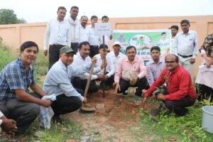 अनूपपुर 20 जुलाई 24*कमिश्नर ने तहसील कार्यालय जैतहरी में किया पौधरोपण