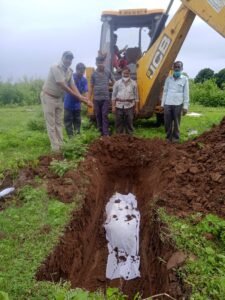 अनूपपुर 25 जुलाई 24*ट्रेन से कटकर मृत अज्ञात वृद्ध की पहचान ना होने पर पुलिस एवं सामाजिक कार्यकर्ताओं ने दफना कर किया अंतिम संस्कार