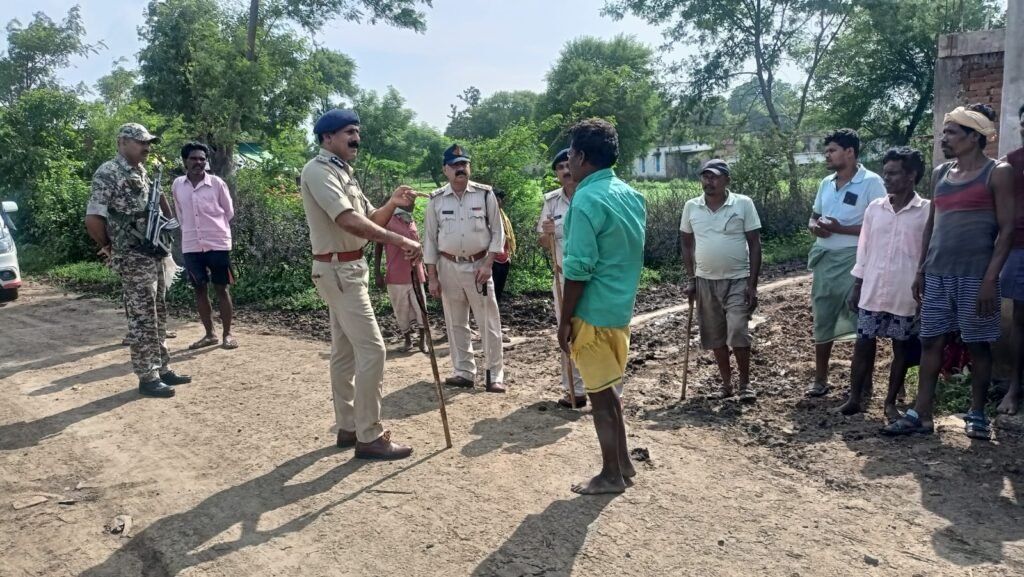 अनूपपुर 28 जुलाई 24*एडीजीपी डीसी सागर ने किया थाना चचाई अंतर्गत ग्राम तुम्‍मीवार में मृतक जयराम बैगा की हत्‍या के फरार आरोपियों पर 30 हजार रूपये का ईनाम घोषित