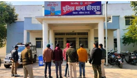 भिण्ड28जुलाई24*महिला के साथ छेड़छाड़ करने वाले फरार आरोपी को थाना धीरपुरा पुलिस ने पकड़ा।*