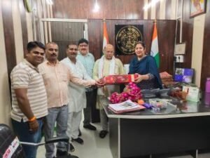 कौशांबी01जुलाई24*एक वर्ष के सफल कार्यकाल पर सभासदों गणमान्य व्यक्तियों ने ईओ को दिया बधाई*