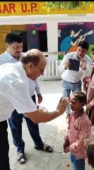 कुशीनगर01जुलाई24*छात्रों को रोली व चंदन लगाकर जिलाधिकारी ने किया स्वागत*