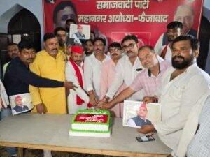 अयोध्या01जुलाई24*सपा राष्ट्रीय अध्यक्ष अखिलेश का जन्मदिन पेड़ लगाकर व केक काटकर मनाया गया