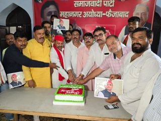 अयोध्या01जुलाई24*सपा राष्ट्रीय अध्यक्ष अखिलेश का जन्मदिन पेड़ लगाकर व केक काटकर मनाया गया