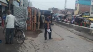 कौशांबी3जुलाई24*अनियंत्रित आइसर वाहन डिवाइडर पर चढ़कर पलटी*