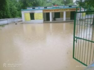 अयोध्या3जुलाई24*दर्जनों कंपोजिट/ प्राथमिक विद्यालयों के परिसर में भरा पानी, कैसे हो पठन पाठन