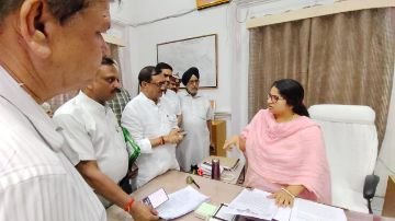 मिर्जापुर3जुलाई24*विभिन्न मांगो के सम्बंध में जिलाधिकारी को सौंपा ज्ञापन*