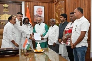 रांची3जुलाई24*झारखंड के मुख्यमंत्री ने राजभवन जाकर राज्यपाल को स्तीफा सौंपा। रांची3जुलाई24*झारखंड के मुख्यमंत्री ने राजभवन जाकर राज्यपाल को स्तीफा सौंपा।