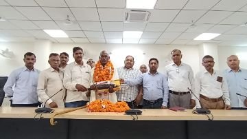 अयोध्या4जुलाई24*लोक निर्माण विभाग के चतुर्थ श्रेणी कर्मचारी शिव कुमार हुए सेवानिवृत। अयोध्या4जुलाई24*लोक निर्माण विभाग के चतुर्थ श्रेणी कर्मचारी शिव कुमार हुए सेवानिवृत।