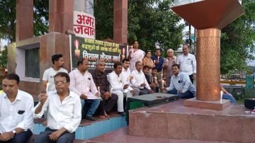 कानपुर नगर4जुलाई24*हाथरस में सत्संग के बाद भगदड़ में नारे गये लोगो की आत्मा की शांति के लिये कैंडल मार्च निकाला