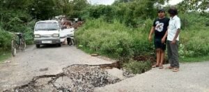 कानपुर देहात 5 जुलाई 24 करीब दो माह पहले बनी सड़क पहली बरसात के पानी में ही ध्वस्त हो गयी*