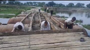 मथुरा5जुलाई24*बाढ के खतरे को देखते हुए यमुना के बीच से हटाया गया पैंटून पुल।*