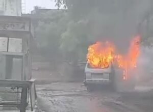 भिण्ड06जुलाई24*भितरवार के गोहिंदा के पास स्कूली बच्चों से भरी बैन में लगी अचानक आग,