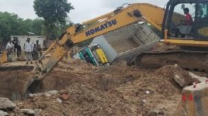 कौशांबी5जुलाई24*अनियंत्रित वाहन सड़क निर्माण कार्य के गड्ढे में घुसा*