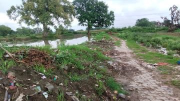 अटसू (औरैया)06जुलाई24*नगर पंचायत अटसू में ताल की मिट्टी ताले जाए की कहावत बिल्कुल सटीक बैठती हुईं साबित हो रही है।*