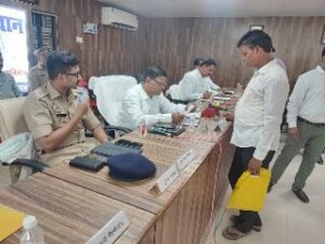 लखनऊ06जुलाई24*सम्पूर्ण समाधान दिवस के दृष्टिगत ज़िलाधिकारी सूर्य पाल गंगवार पहुंचे तहसील बीकेटी, कर रहे जनसुनवाई