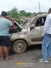 भिण्ड06जुलाई24*फोन से बात करते करते स्विफ्ट खेत मे गिरी