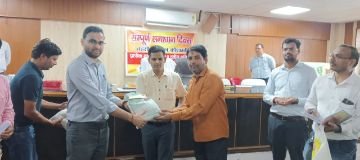 कौशांबी06जुलाई24*जिलाधिकारी ने कृषकों को अरहर,उड़द एवं मूॅग का मिनी बीज किट किया वितरित*