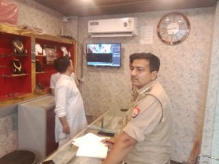 कानपुर नगर7जुलाई24*मकनपुर में सर्राफ की दुकान से लाखों की टप्पेबाजी।