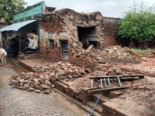 औरैया7जुलाई24*रुक रुक कर हो रही बारिश से गिरा कच्चा मकान*