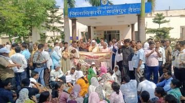 कानपुर देहात 8 जुलाई 24ऑनलाइन हाजिरी के विरोध में पैदल मार्च कर शिक्षकों ने की नारेबाजी*