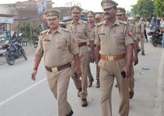 कुशीनगर8जुलाई24*कानून व्यवस्था चुस्त दुरुस्त करने हेतु पुलिस बल के साथ किया गया पैदल गश्त कुशीनगर8जुलाई24*कानून व्यवस्था चुस्त दुरुस्त करने हेतु पुलिस बल के साथ किया गया पैदल गश्त