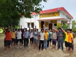 सुल्तानपुर9जुलाई24*बिजली उपभोक्ताओं का विद्युत उपकेन्द्र पर प्रदर्शन।