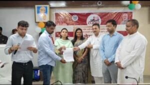 फिरोजाबाद10जुलाई24*जिलाधिकारी रमेश रंजन ने 62 नवनियुक्त लेखपालों को दिए नियुक्ति पत्र,