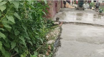 गोरखपुर11जुलाई24*मानक के विपरीत नगर निगम के ठेकेदार द्वारा किया जा रहा सड़क निमार्ण कार्य