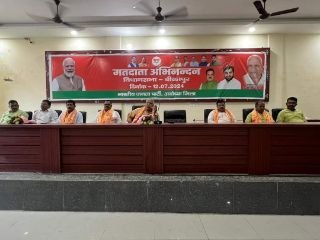 अयोध्या12जुलाई24*मतदाता अभिनंदन कार्यक्रम में भाजपा का बैनर बदला, समाजवादी पार्टी के रंग में रंगती नजर आई भाजपा,