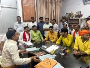 कानपुर नगर12जुलाई24*प्रायवेट स्कूलों की मनमानी के चलते एमएलसी अरुण पाठक ने बीएसए से की मुलाकात।