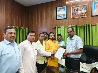 अयोध्या12जुलाई24*74 करोड़ की डेकोरेटिव लाइट पूर्णतयः गुणवत्ता विहीन अपूर्ण कार्य की जांच हेतु नगर आयुक्त को ज्ञापन सौंपा