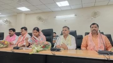 अयोध्या12जुलाई24* जिला पंचायत अध्यक्ष रोली सिंह ने 3 वर्ष कार्यकाल के उपरांत आज सर्किट हाउस में किया प्रेसवार्ता ।