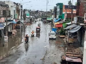 अयोध्या13जुलाई24*राहगीर व स्कूली बच्चे गंदे पानी मे हल कर चलने को होते है हर वर्ष मजबूर