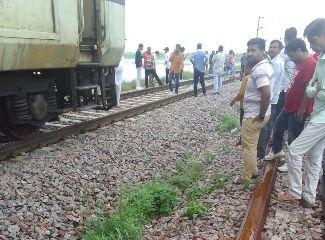 अयोध्या13जुलाई24*विवाहिता ने ट्रेन से टकराकर की आत्महत्या अयोध्या13जुलाई24*विवाहिता ने ट्रेन से टकराकर की आत्महत्या